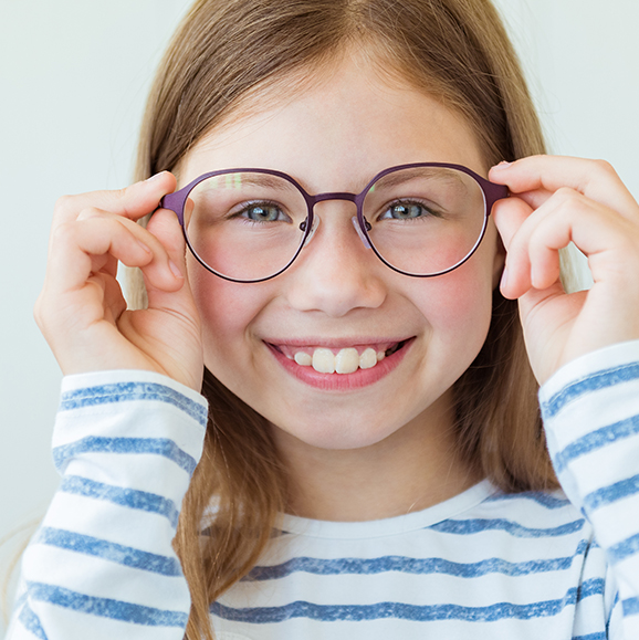 Lächelndes Mädchen mit lilaner Brille